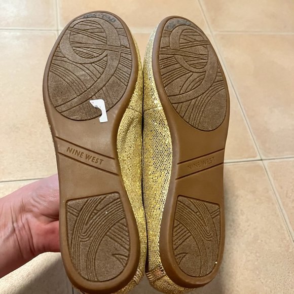 Nine West Gold Glitter Flats - 8.5 - Picture 3 of 3